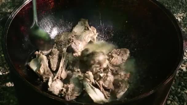 Cooking of pilaf. Grilled vegetables in a cauldron, outdoor. bbq food. camping concept — Stock Video