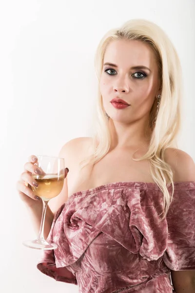 Elegant blond kvinna håller glas champagne. Celebration koncept — Stockfoto