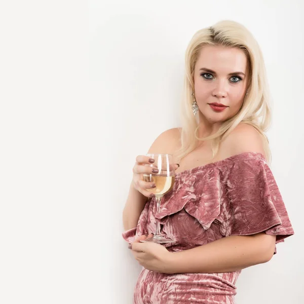 Elegantní blondýnka drží sklenku šampaňského. koncept oslav. volné místo pro váš text — Stock fotografie