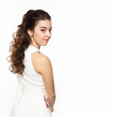 Beyaz elbiseli güzel esmer kadın omuz dışında beyaz arka plan üzerinde görünüyor. Metniniz için boş alan