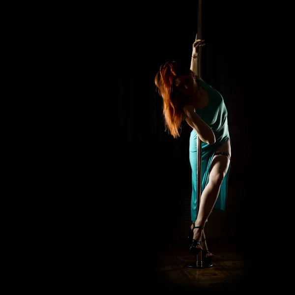 Πανέμορφη Σέξι χορεύτρια σε νάιτ κλαμπ. γυναίκα σε ένα μακρύ τυρκουάζ φόρεμα με ένα σκίσιμο σε σκούρο φόντο. ελεύθερο χώρο για το κείμενό σας — Φωτογραφία Αρχείου
