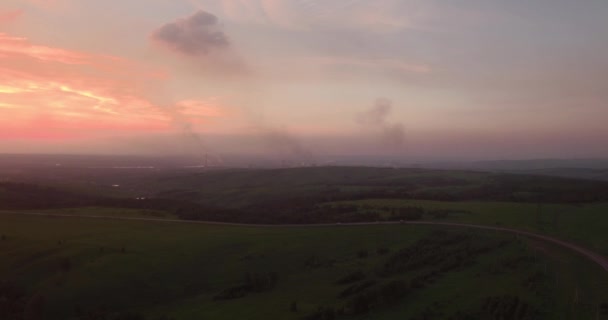 Luftaufnahme über die Hügel mit Smog bei Sonnenuntergang. Luftverschmutzung rund um die Industriestadt. 4k — Stockvideo