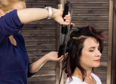 zarif kadın güzellik salonu. Kuaför büyük curl şeklinde saç modeli. Kavram düğün saç modeli