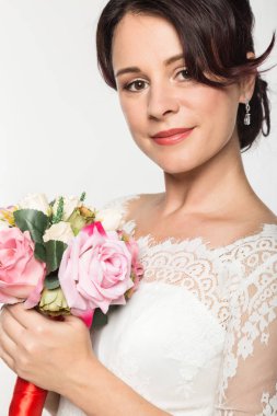 bir elinde güzel düğün buket ile zarif gelin. düğün makyaj ve saç modeli kavramı