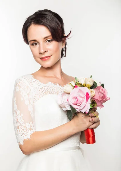 Mempelai wanita elegan dengan buket pernikahan yang indah di tangan. pernikahan make-up dan gaya rambut konsep — Stok Foto
