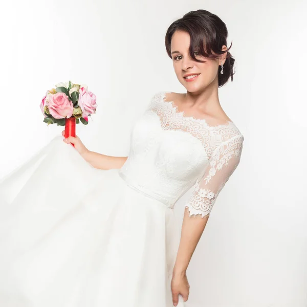 Mempelai wanita elegan dengan buket pernikahan yang indah di tangan. pernikahan make-up dan gaya rambut konsep — Stok Foto
