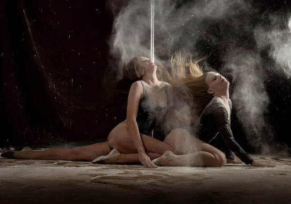Dos hermosas bailarinas expresivas bailando en el estudio con harina en un cuerpo y culo sexy — Foto de Stock