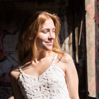 whit şeffaf bluz terk edilmiş binada yalnız blondy kadın