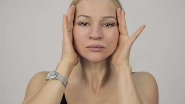 Förebyggande av hudens åldrande, kvinna utför övningar för en ansikte-byggnad. stärka musklerna runt läpparna — Stockvideo
