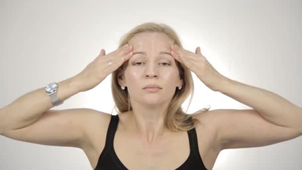 Blonde vrouw doen zelf-massage, Anti-veroudert gezichtsmassage in office. dagelijkse gezicht fitness en gezicht building. — Stockvideo