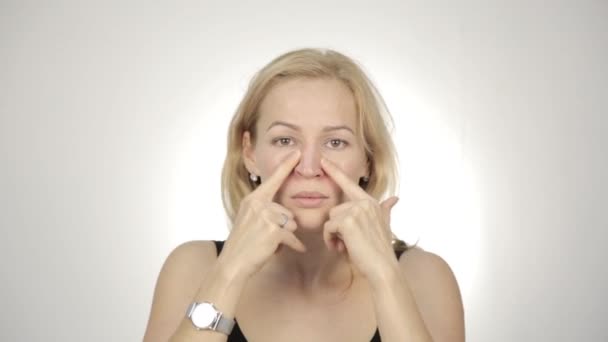 Um der Hautalterung vorzubeugen, führt die Frau Übungen zum Aufbau des Gesichts durch. Stärkung der Muskeln rund um die Lippen — Stockvideo