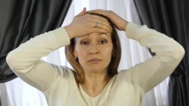 sarışın kadın ofiste kendi kendine masaj, Anti-Aging yüz masajı yapıyor. günlük yüz fitness ve yüz bina.