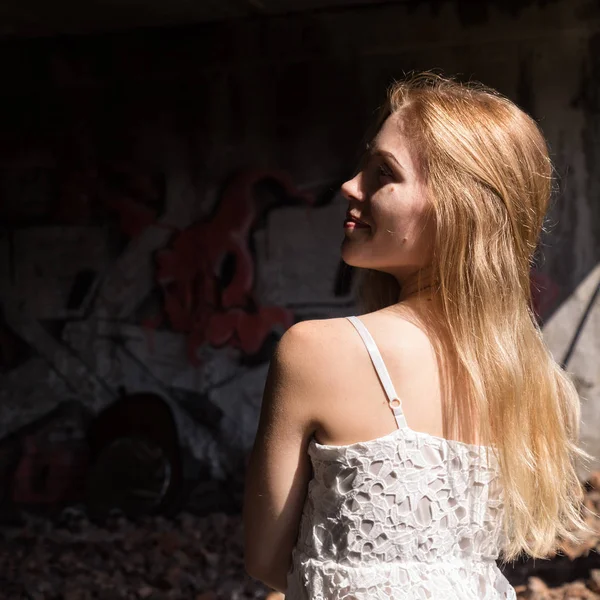 Mujer rubia solitaria en una blusa translúcida blanca en un edificio abandonado —  Fotos de Stock