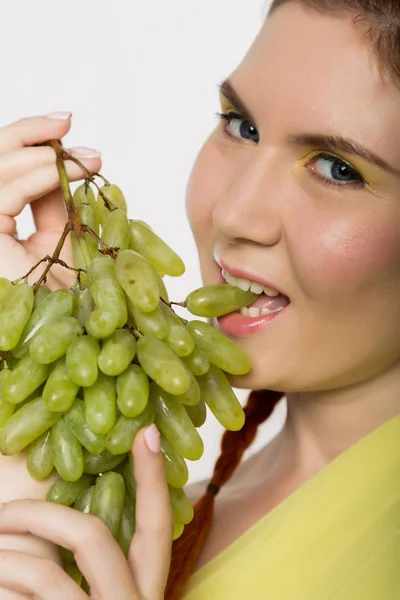 Hermosa pelirroja está comiendo uvas. concepto de alimentación saludable — Foto de Stock