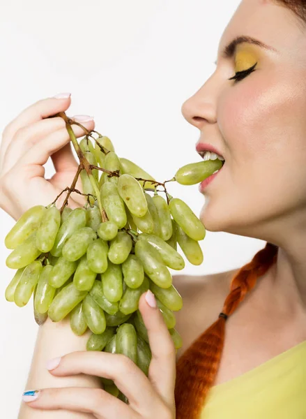 Hermosa pelirroja está comiendo uvas. concepto de alimentación saludable — Foto de Stock