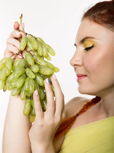 Hermosa pelirroja está comiendo uvas. concepto de alimentación saludable — Foto de Stock