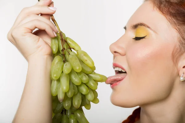 Hermosa pelirroja lame uvas. concepto de alimentación saludable — Foto de Stock