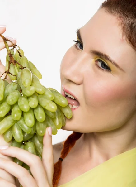 Hermosa pelirroja lame uvas. concepto de alimentación saludable — Foto de Stock