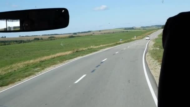 Vista da cabine de pilotagem um ônibus em uma estrada rural. câmara lenta — Vídeo de Stock