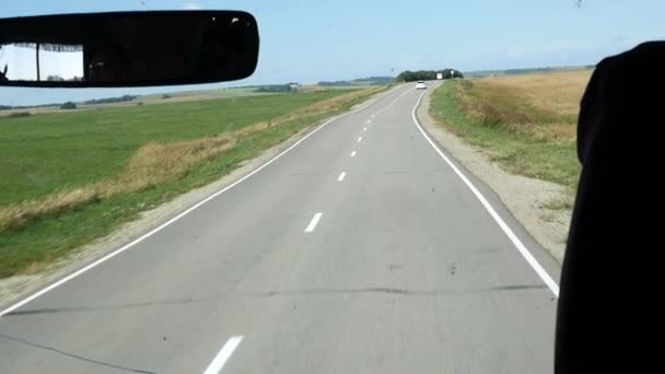 Vista desde la cabina de un autobús en una carretera de campo. cámara lenta — Vídeos de Stock