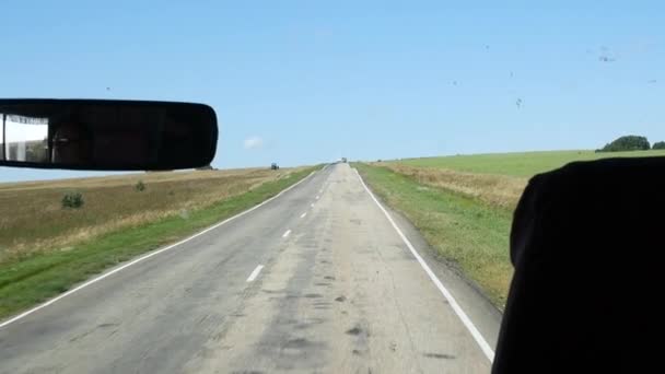 Vista da cabine de pilotagem um ônibus em uma estrada rural. câmara lenta — Vídeo de Stock