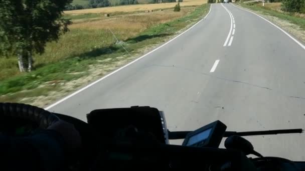 Bekijk vanuit cockpit een bus op een landweg. Slow motion — Stockvideo