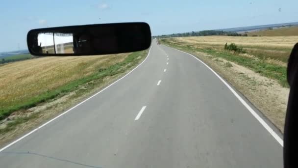Blick aus dem Cockpit eines Busses auf einer Landstraße. Zeitlupe — Stockvideo