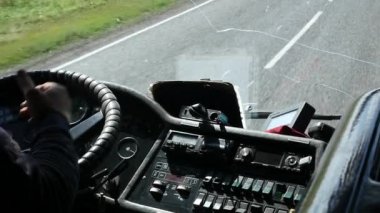 Kokpit bir otobüs bir ülke yolda görüntüleyin. ağır çekim
