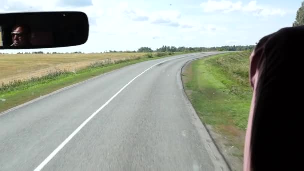 Вид из кабины автобуса на проселочную дорогу. замедленное движение — стоковое видео