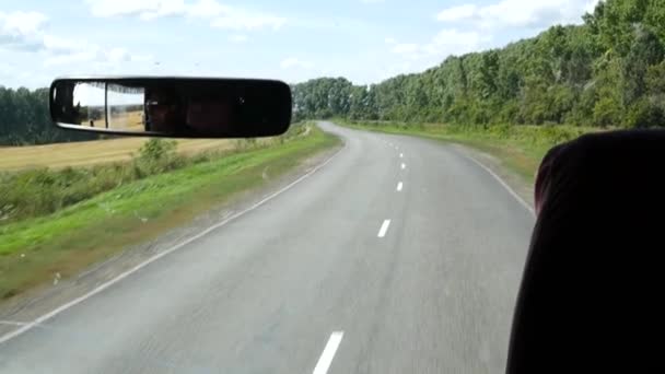 Θέα από το πιλοτήριο ενός λεωφορείου σε επαρχιακό δρόμο. αργή κίνηση — Αρχείο Βίντεο