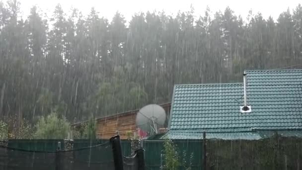 Ducha Lluvia Fuerte Patio Trasero Casa Sin Terminar Cámara Lenta — Vídeos de Stock