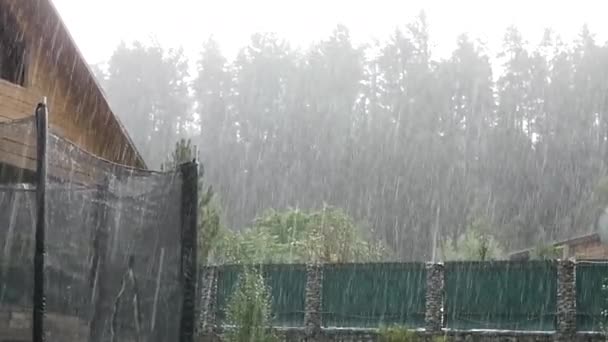 Ducha de lluvia fuerte en el patio trasero en la casa sin terminar. cámara lenta — Vídeos de Stock
