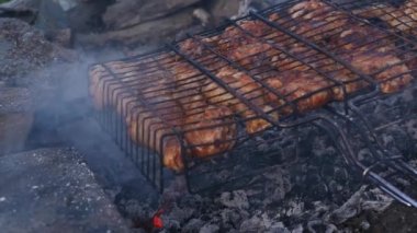 Barbekü tavuk. Tavuk kanat ızgara kavrulmuş. ağır çekim