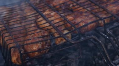 Barbekü tavuk. Tavuk kanat ızgara kavrulmuş. ağır çekim