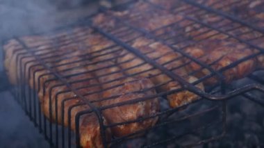Barbekü tavuk. Tavuk kanat ızgara kavrulmuş. ağır çekim