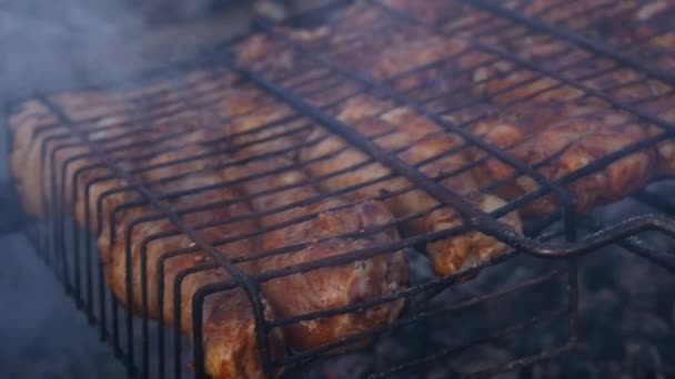 Grill csirke. csirke szárnyak a pörkölt, a grill. lassú mozgás — Stock videók