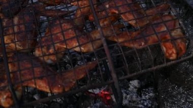 Barbekü tavuk. Tavuk kanat ızgara kavrulmuş. ağır çekim