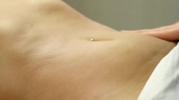 Primer plano estómago y manos de masajista haciendo masaje abdominal, masaje de órganos internos. Masaje anticelulitis cámara lenta — Vídeo de stock