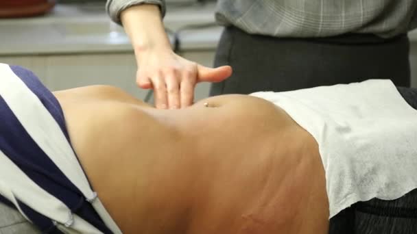 Anticellulite 按摩在诊所 按摩按摩器特写手做腹部按摩 内脏推拿 — 图库视频影像