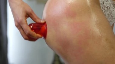 kadının yapması Anti-Selülit vakum Masaj Terapisi onun kalça, evde kendi kendine masaj. ağır çekim