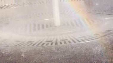 Çeşme bir gökkuşağı versite Park güneşli gün ile. birçok damla üzerinde yayılan su akıntısı. ağır çekim