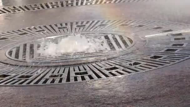 Fontaine avec un arc-en-ciel dans le parc de sity par temps ensoleillé. ruisseaux d'eau se répandant sur de nombreuses gouttes. au ralenti — Video