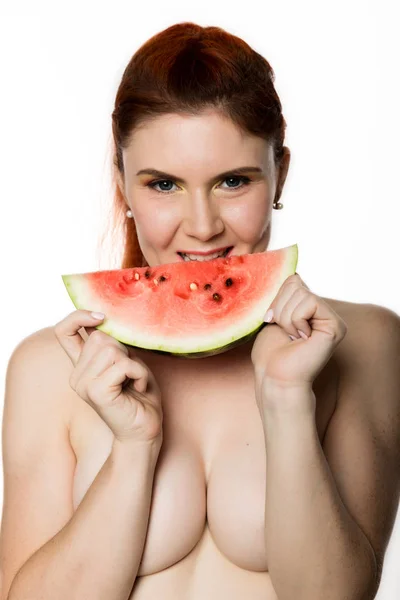 Mulher ruiva nua bonita segurando uma fatia de melancia. conceito de alimentação saudável — Fotografia de Stock