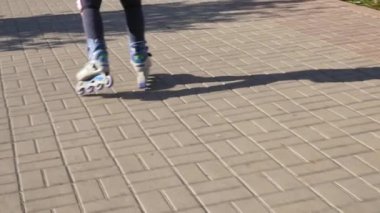 Bir çocuğun paten içinde bacaklar. Çocuk pablic Park'ta alır. Ağır çekim