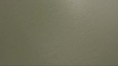 küçük bir göl üzerinde hava drone uçuş