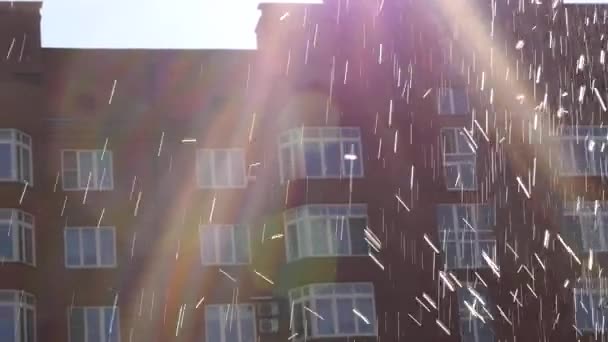 Córregos de água de fonte em um fundo de edifício de cidade em dia ensolarado. câmara lenta — Vídeo de Stock