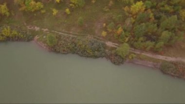 küçük bir göl üzerinde hava drone uçuş. Kamera döndürme
