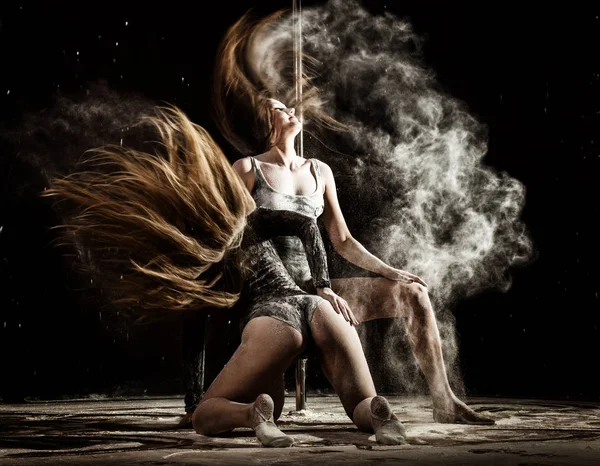 Dos hermosas bailarinas expresivas bailando en el estudio con harina en un cuerpo y culo sexy — Foto de Stock