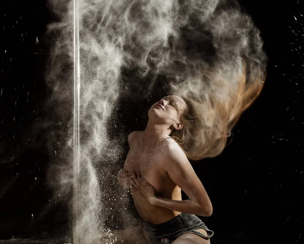 Hermosa bailarina expresiva bailando en el estudio con harina o humo — Foto de Stock