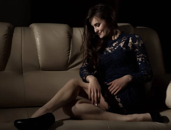 Чувственная привлекательная молодая женщина в кружевном платье позирует на диване . — стоковое фото